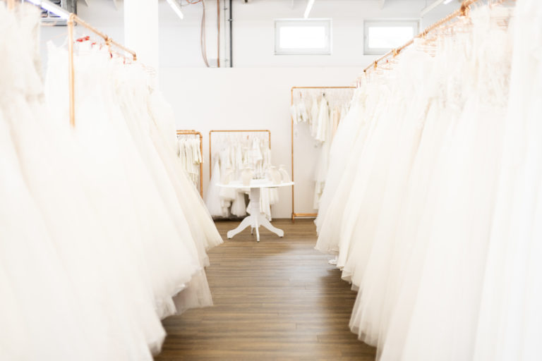 Großansicht Brautladen mit Kleidern weiß