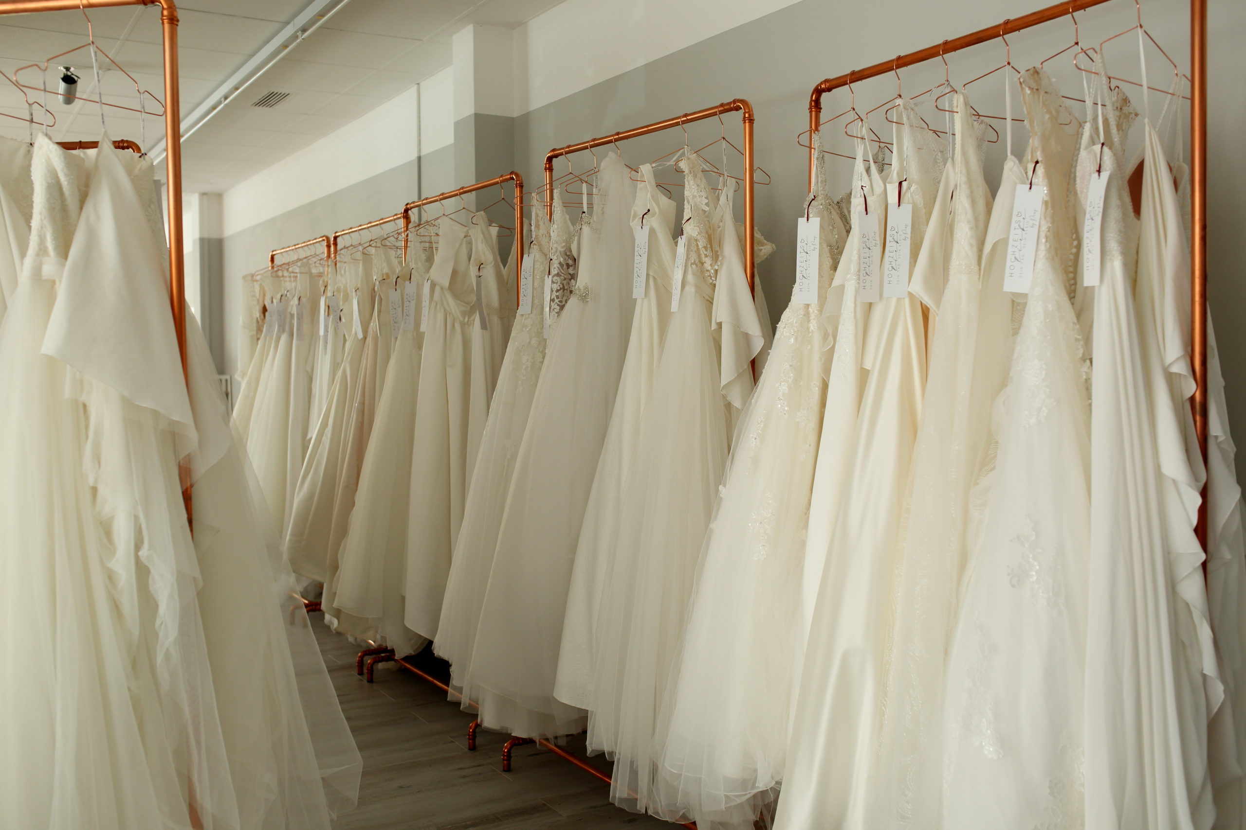 Verschiedene weiße Brautkleider