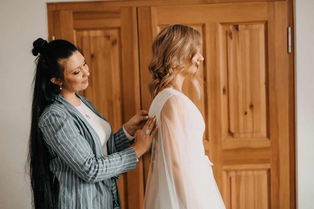 Brautkleid-Anprobe mit Auswahl verschiedener Stile