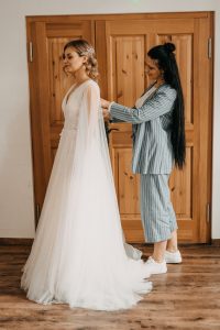 Emotionaler Moment bei Brautkleid-Anprobe