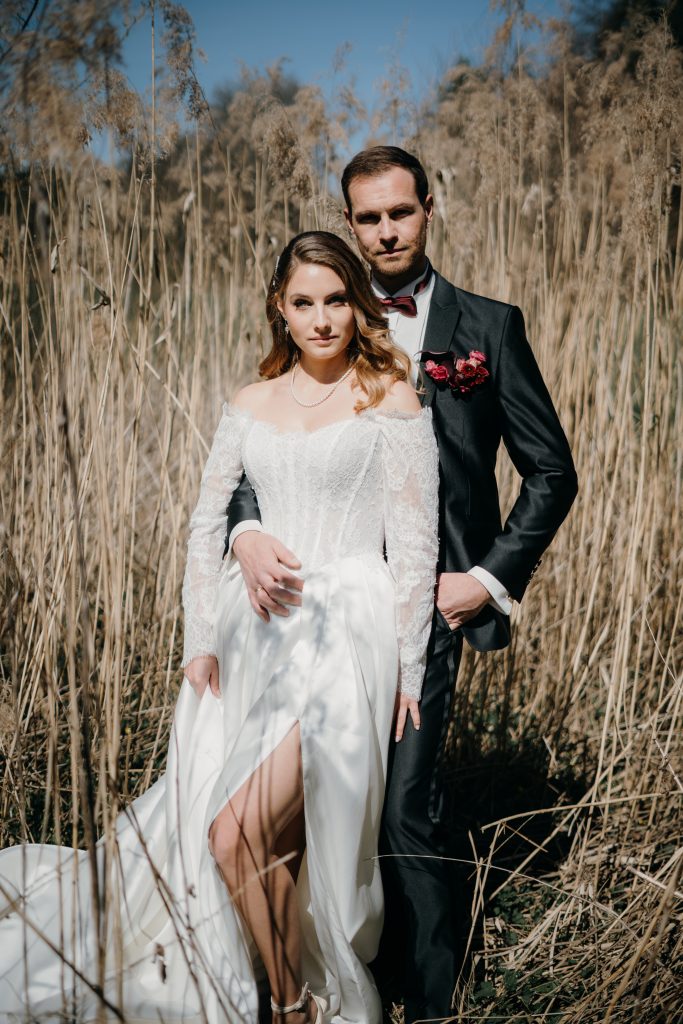 Modernes Satin Brautkleid im Red Velvet Styled Shoot mit bordeauxroten Farben, Kirschen und luxuriösen Perlendetails